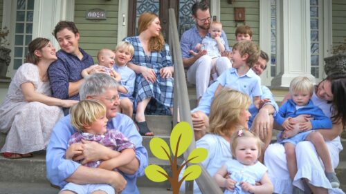 grandparent and grandkids together for a big family photo in New Orleans